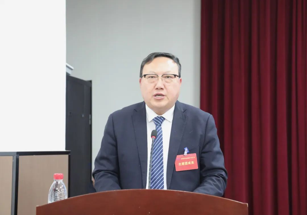 在熱烈的掌聲中,集團(tuán)公司黨委副書(shū)記、總經(jīng)理于海波作了題為《轉(zhuǎn)型升級(jí) 提質(zhì)增效 奮力譜寫(xiě)高質(zhì)量發(fā)展新篇章》的經(jīng)理層工作報(bào)告。 在熱烈的掌聲中,集團(tuán)公司黨委副書(shū)記、總經(jīng)理于海波作了題為《轉(zhuǎn)型升級(jí) 提質(zhì)增效 奮力譜寫(xiě)高質(zhì)量發(fā)展新篇章》的經(jīng)理層工作報(bào)告。